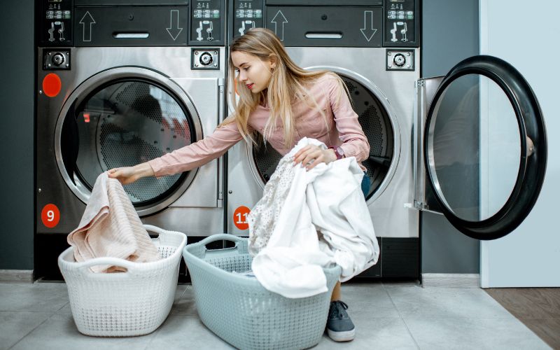  Effective Ways to Get Rid of Fluff in Your Washing Machine_sorting clothes